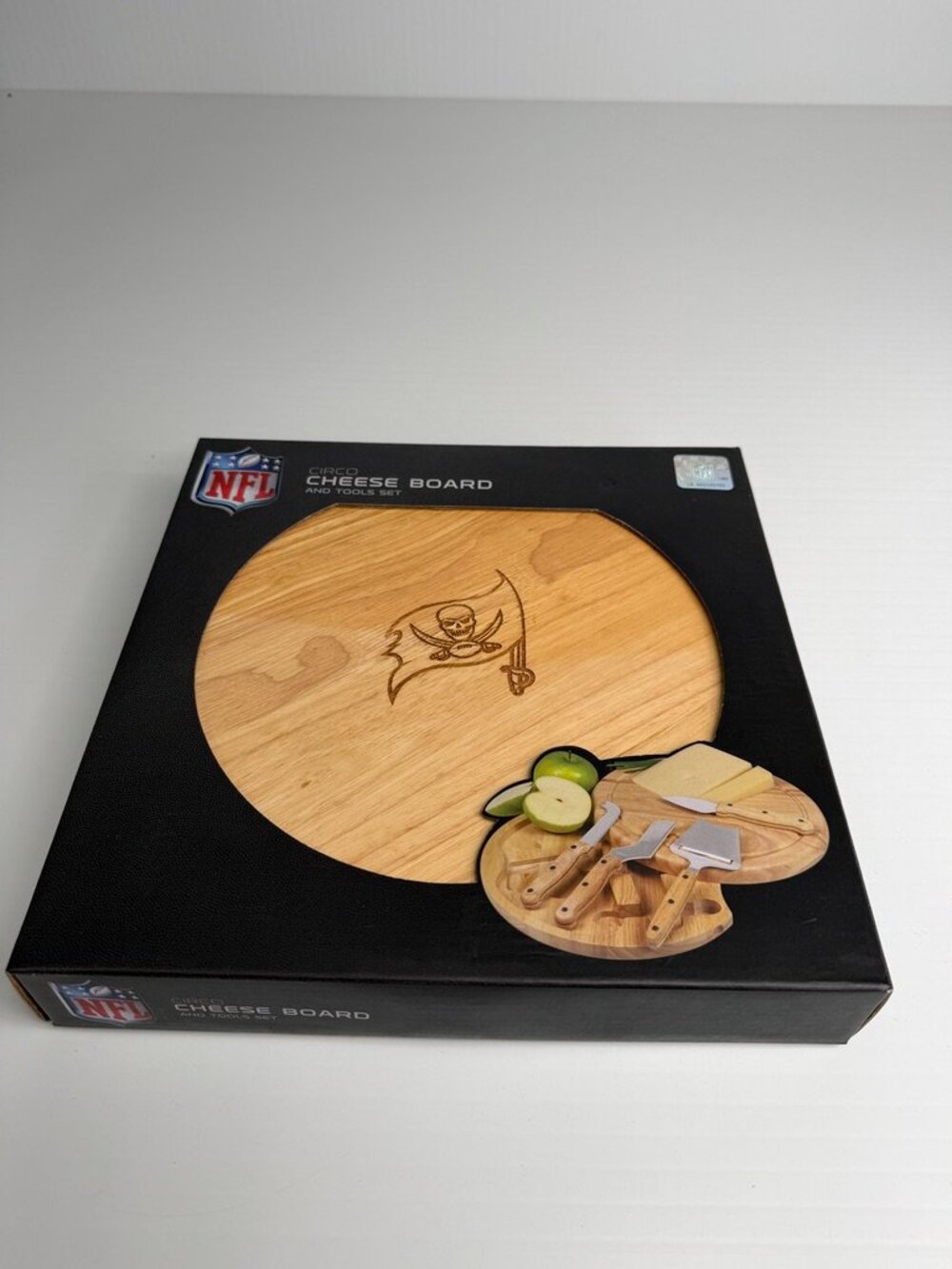 Tampa Bay Buccaneers Circo Cheese Board Tools Set Serve Collect Work Party Ni